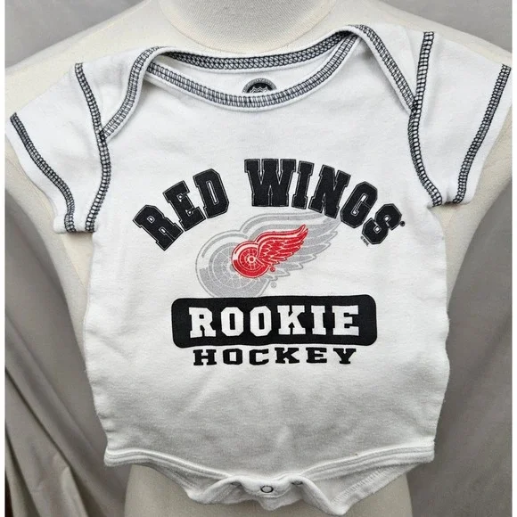 Detroit Red Wings NHL Rookie Hockey Bodysuit White 0-3 Months Onesie‎