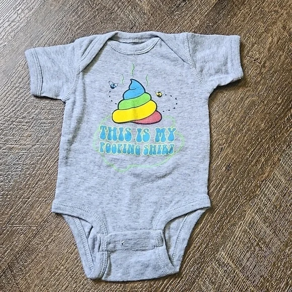 Grunt style poop onesie