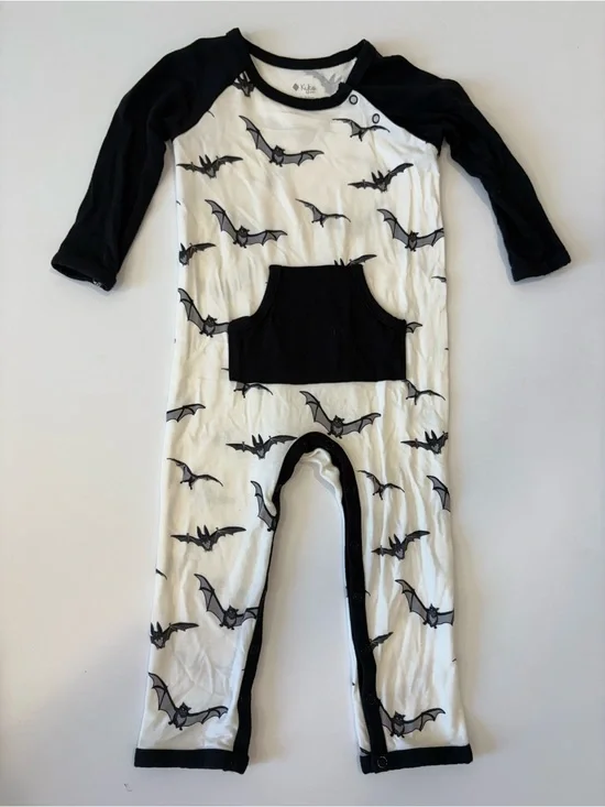 Kyte BABY Black & White Bat Print Longall Button Snap Romper 18-24Months