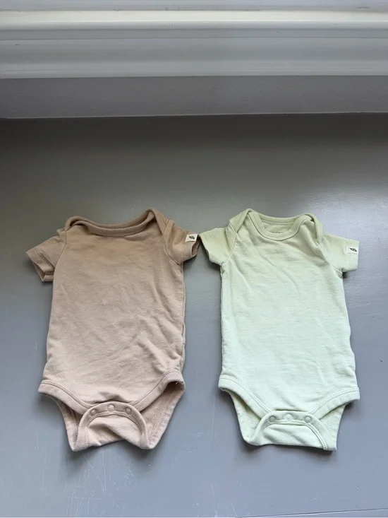 Kids Solid Short-Sleeve One-Piece Bodysuit - Beige and Light Green