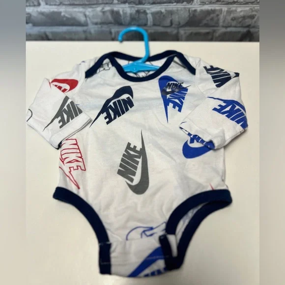 Nike‎ onesie