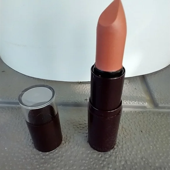Mineral power by Maybelline 550 sand lipstick