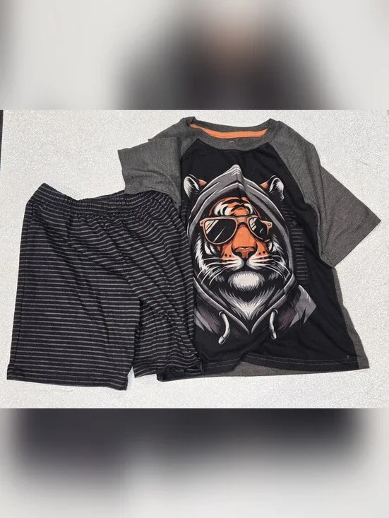 Like NEW Condition Boys Tiger Pajama Set, Size Medium 8