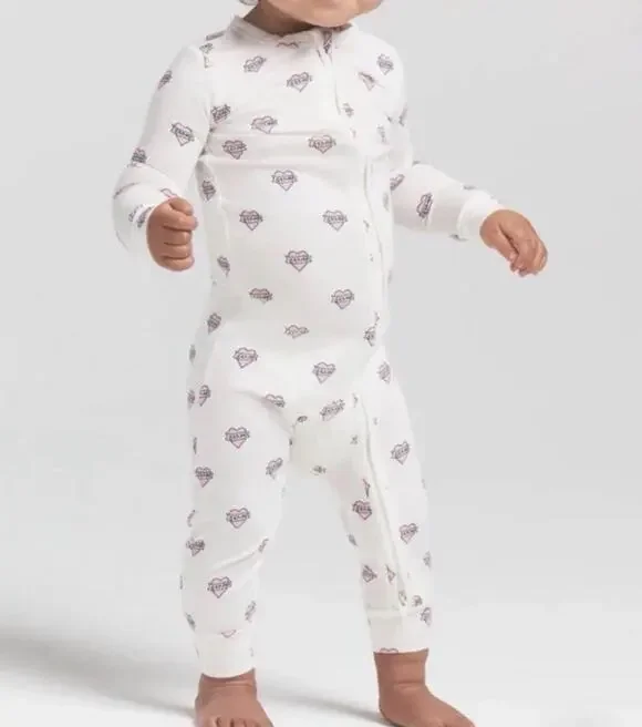 💕NWT SKIMS Sleep Unisex Long Sleeve Baby One Piece White Logo Hearts 12 months