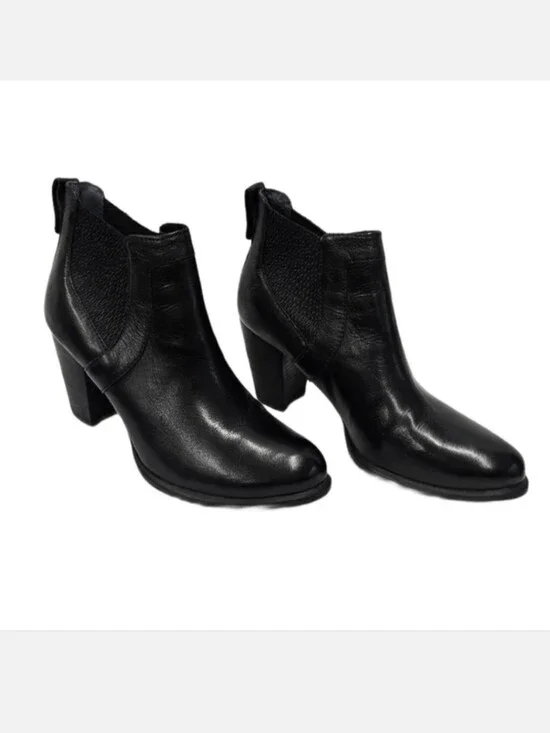 UGG Cobie II Leather Chelsea Heeled Boot in Black