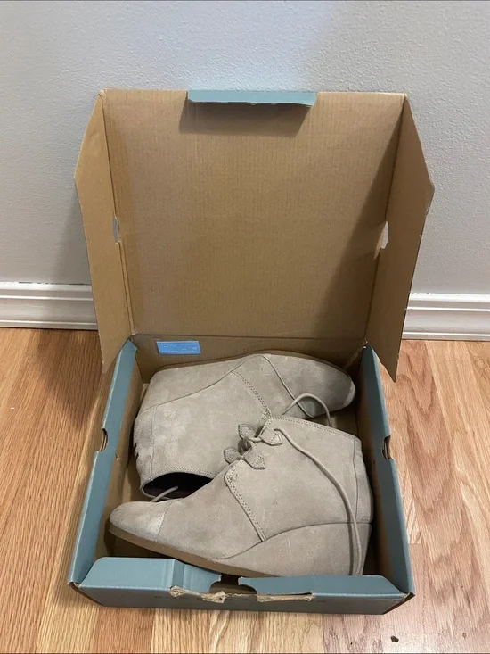Toms Men's Suede Chukka Wedge Boots in Light Taupe