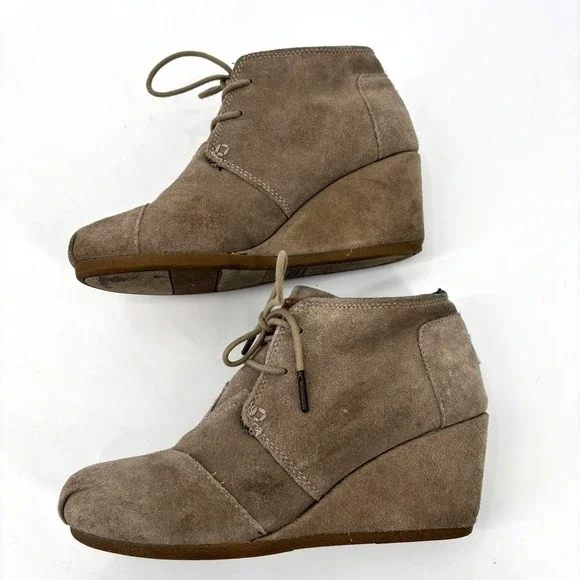 TOMS Desert Wedge Suede Ankle Booties Taupe Lace Up Womens Size 7.5 Boots