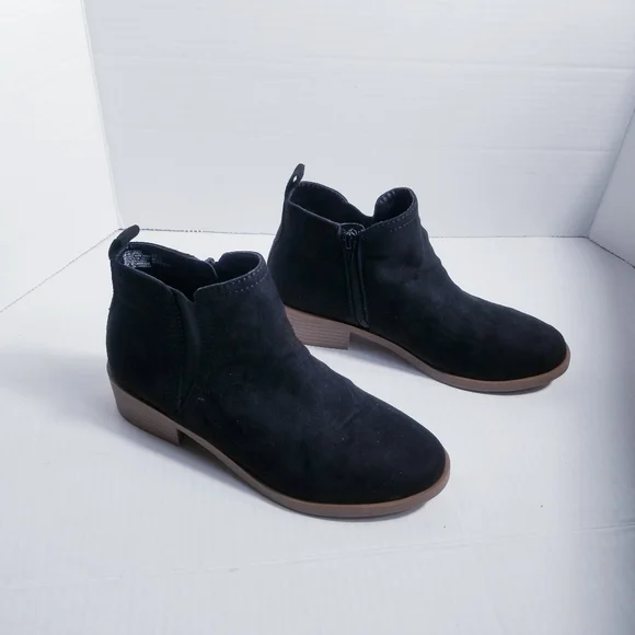 TIME AND TRU BLACK HEELED ANKLE BOOTS WITH BROWN SOLES SIZE 7