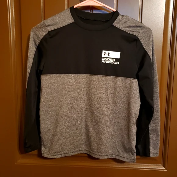 UNDER ARMOUR Boy's Heatgear Long-Sleeved Black/Gray Shirt - Size YSM