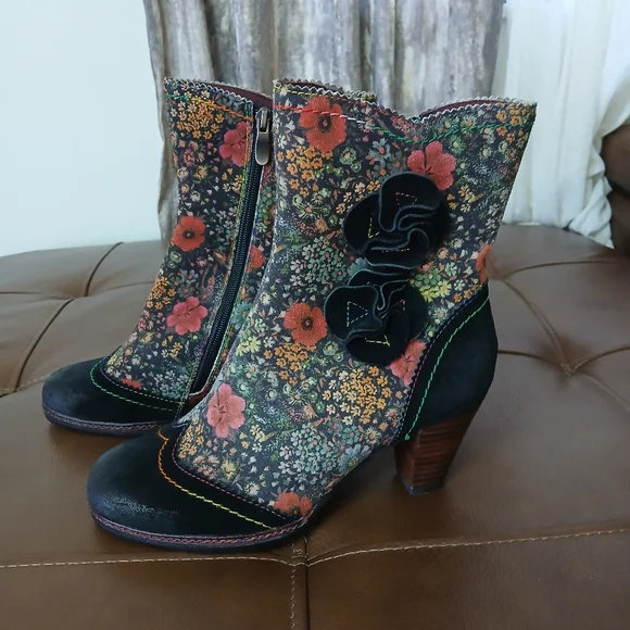 L'Artiste by Spring‎ Step FLORAL BOOTIES