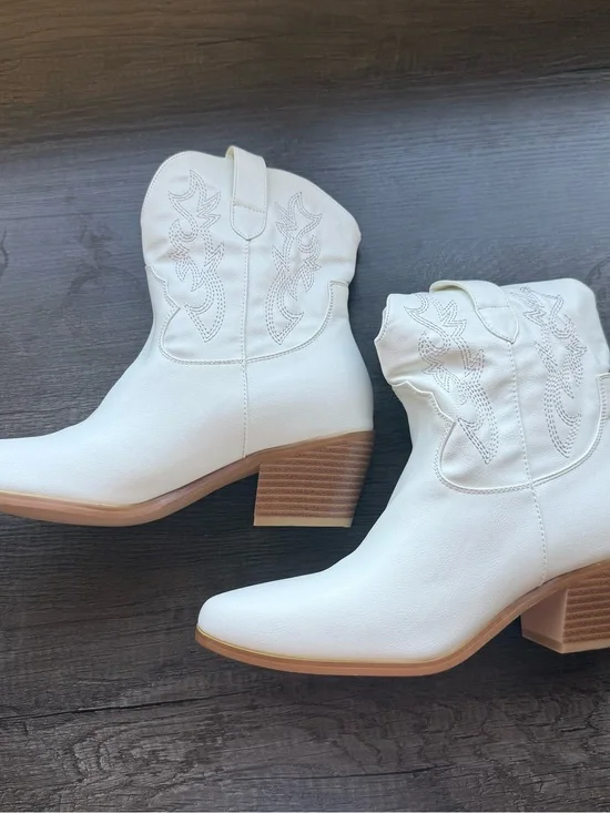 Women’s White Western Ankle Boots - Stylish Cowboy Heel
