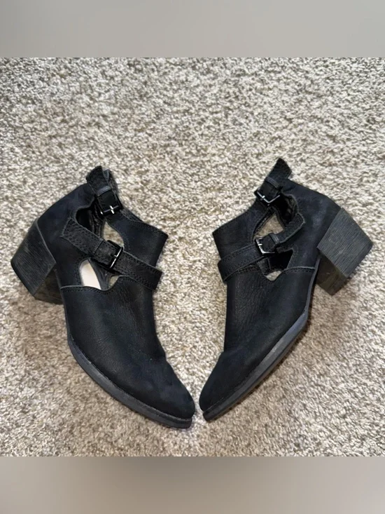 ALL BLACK ankle double buckle boots