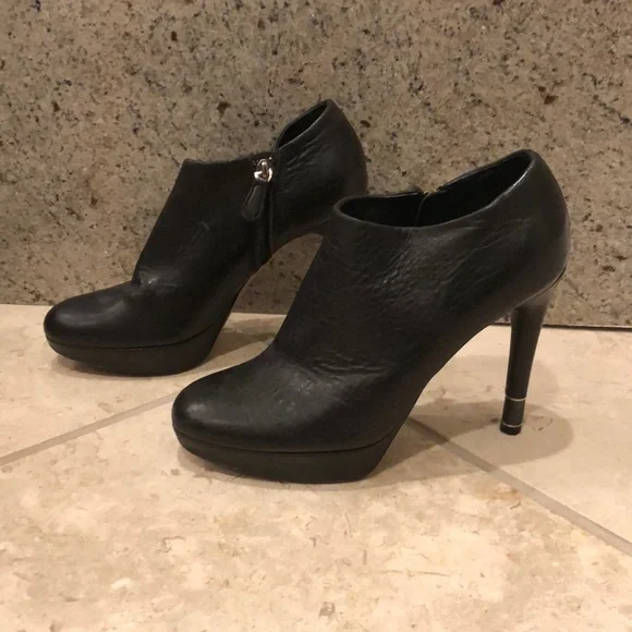 Vintage Christian Dior 100% leather stiletto platform zip up ankle bootie heel