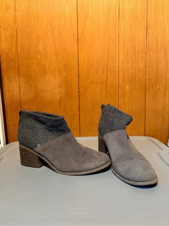 Toms Lacy Ankle Boot. Size 8.5.