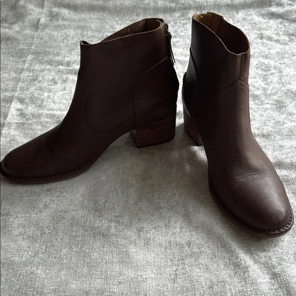 UGG Brown Suede Ankle Booties with Block Heel New Never Worn (11)