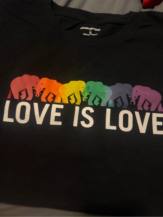 Medium banana repubkic Love Is Love Rainbow Elephant Graphic Tee - Black