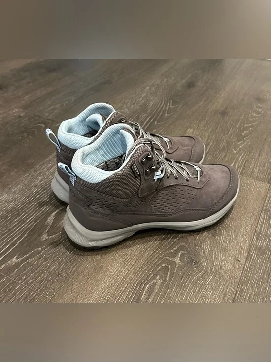 KEEN Gray Lace-Up Women's Hiking Boots with Light Blue Lining.
