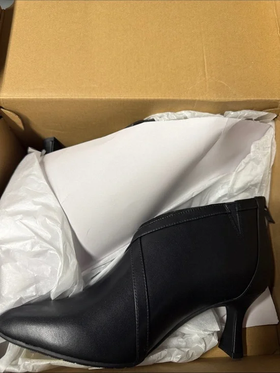 Clarks Kataleina Sol  Black Leather Ankle Bootie with Kitten Heel Size 10