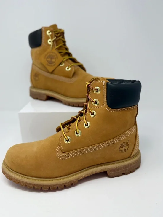 Timberland Women’s Size 7.5  Premium Waterproof Nubuck Leather Boots Wheat Lace