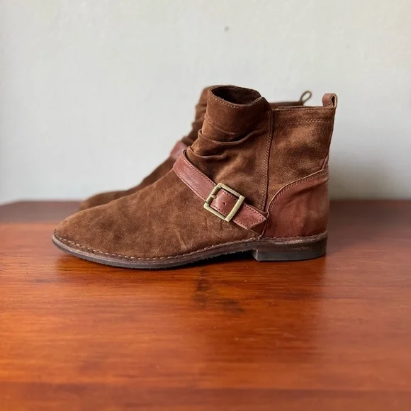 Trask Naomi suede brown leather ankle boots, buckles, & vibram soles sz 9.5