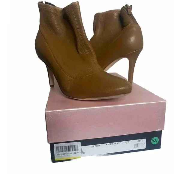 Women’s L’ Arianna Italian leather stretch‎ globe bootie size 38.5. Round toe