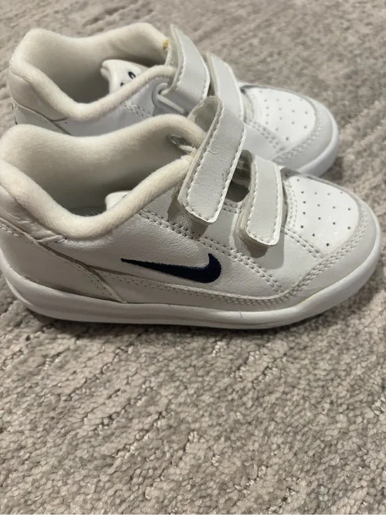 Nike White and Navy Velcro Kids' Sneakers size 8