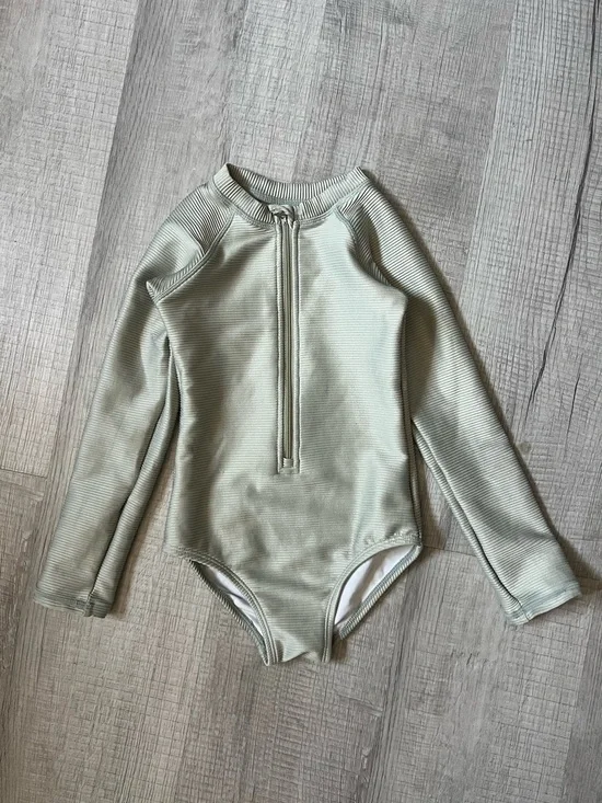 RYLEE + CRU Rashguard Ribbed Long Sleeve One-Piece Swimsuit in Sage Green 4-5Y