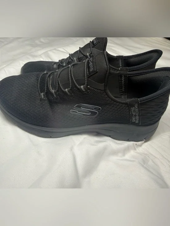 Skechers women’s All-Black Slip-On Athletic Sneakerssize 6