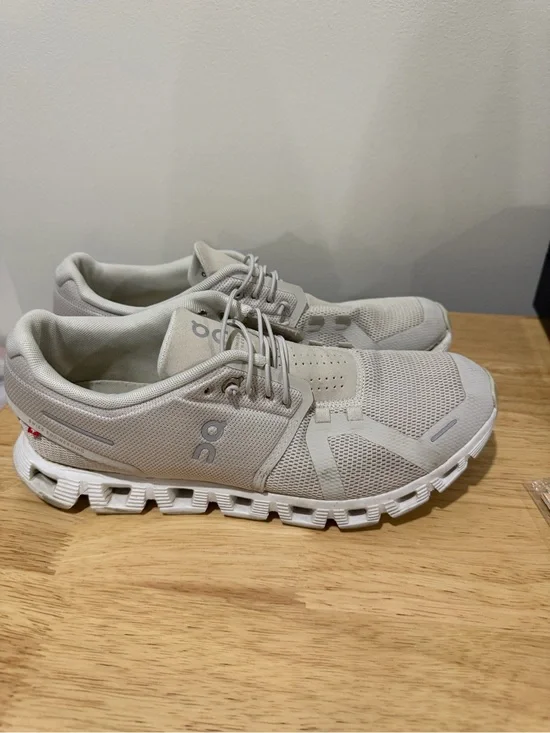 On Cloud Running Shoes in Light Gray/White size 10