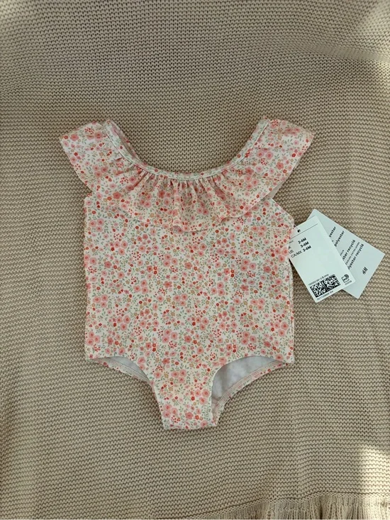 H&M: Floral Ruffle One-Piece Baby Swimsuit - 3-6 M