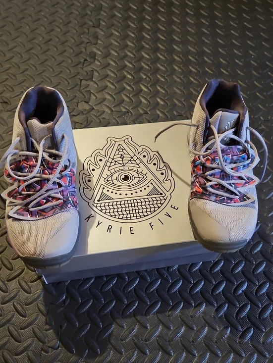 Nike Kids Sneakers in Light Gray with Multicolor Accents