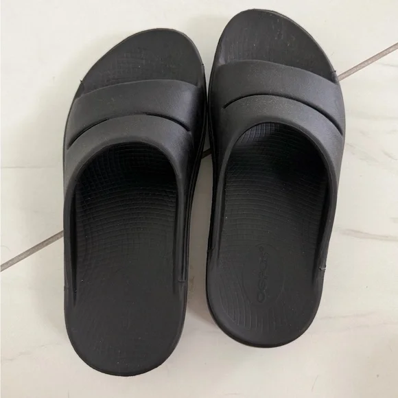 Black Slide Sandals - Oofos