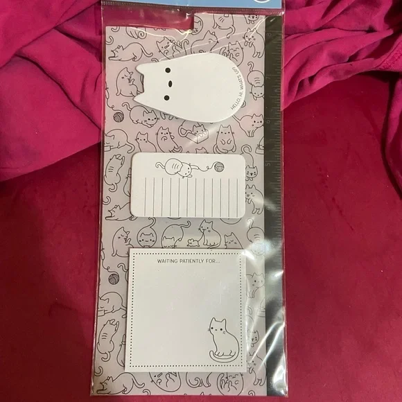 Charming Cat-Themed Sticky’s note Set in White and Gray