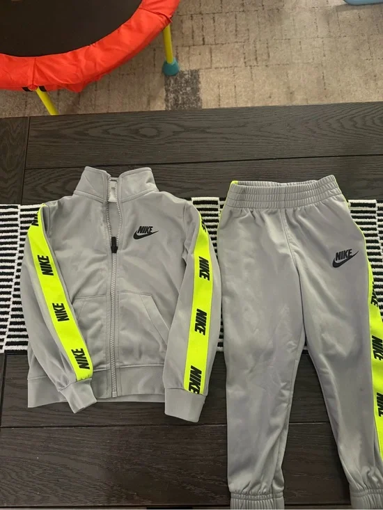 Nike boys 2 piece track suit size 3t vgc