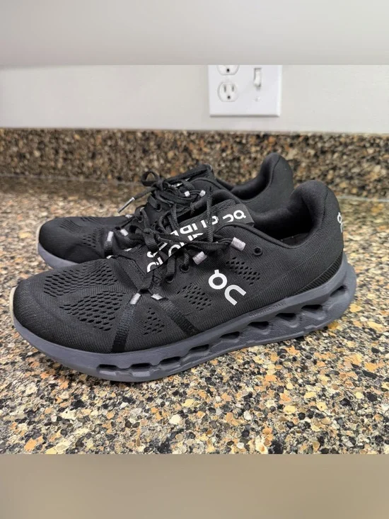 On Cloud Black Running Shoes ladies 9