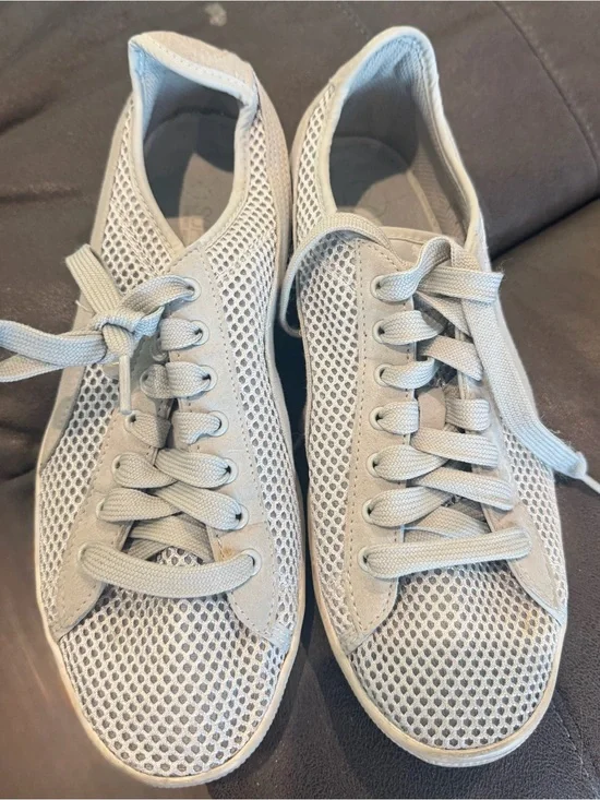 Puma Light Gray Mesh Low-Top Athletic Sneakers