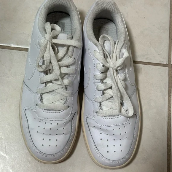 Nike Boys Shoes Size 5Y Court Borough Low 2 BQ5448-100 White Casual Sneakers
