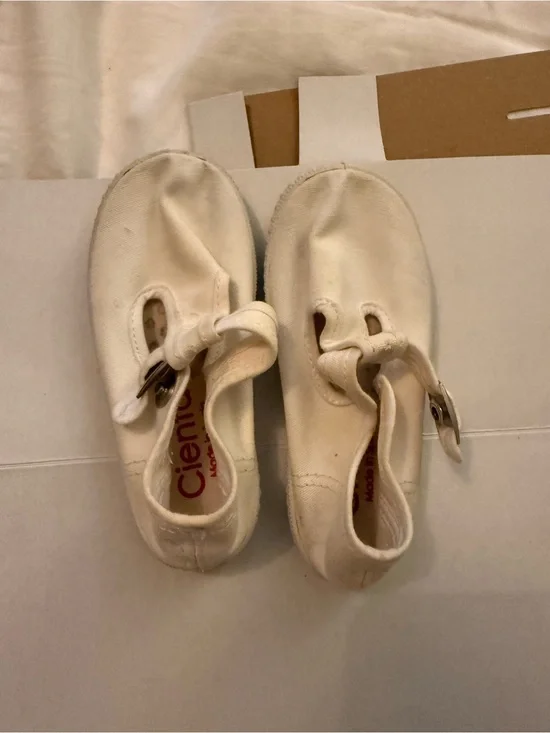 Cienta Off-White Canvas Mary Jane Shoes with Buckle
