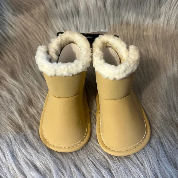 Carter's Child Of Mine Crib Shoes Baby's Size‎ 3-6 Months Beige Boots Booties