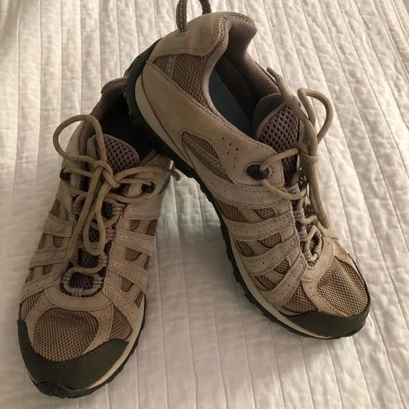 Columbia Women's Redmond Low hiking shoes Taupe Tech Lite/Omni Grip Soles Sz 10