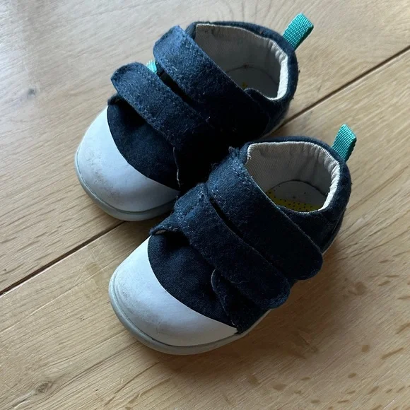 Toddler Black and White Hook-and-Loop Baby Walker Shoes