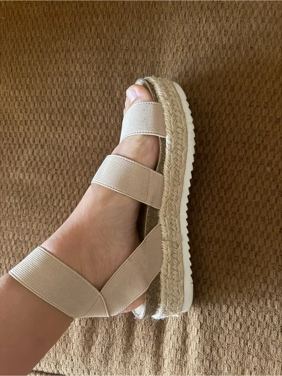 Women’s Cushionaire Beige Elastic Strap Sandal
