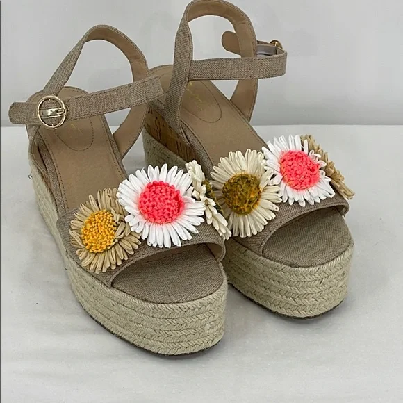 COMFORT WOMENS SIZE 7.5 Floral Embellished Platform Sandals - Tan