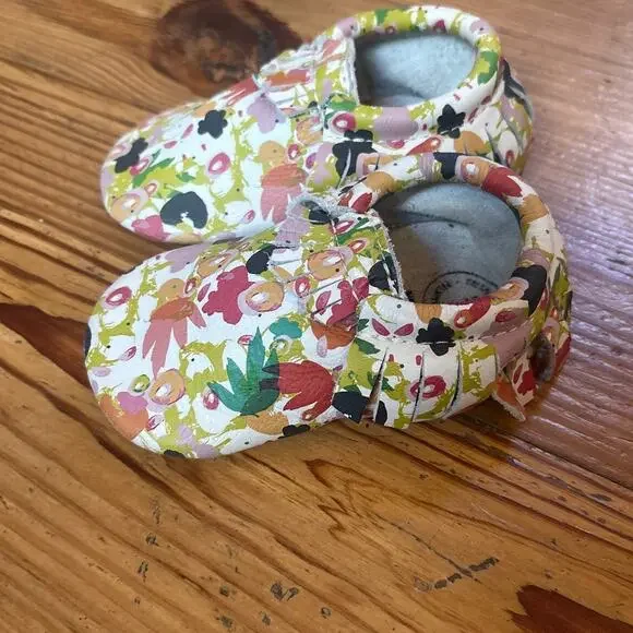 Fresh Produce white colorful floral soft‎ sole baby moccasins SIZE 7