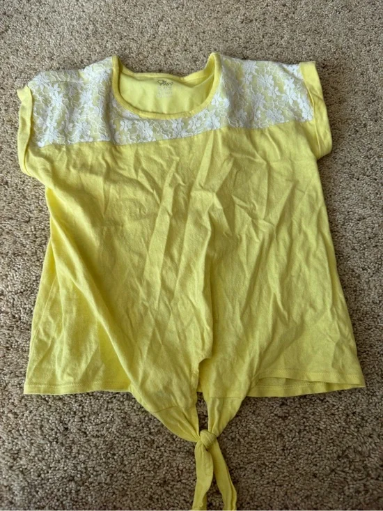 Girls yellow shirt 💛