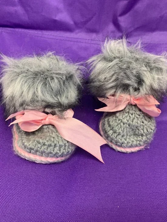 SHOES - Handmade crochet Baby girl Gray & pink faux fur booties Newborn