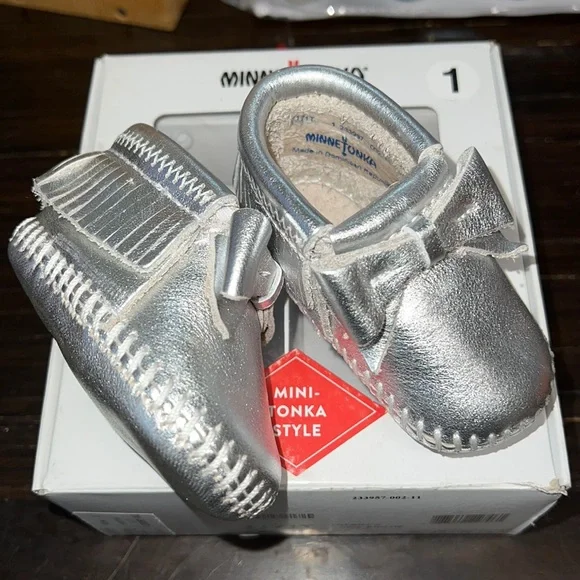 Minnetonka Infant’s Rosie Bootie silver 3-6 months