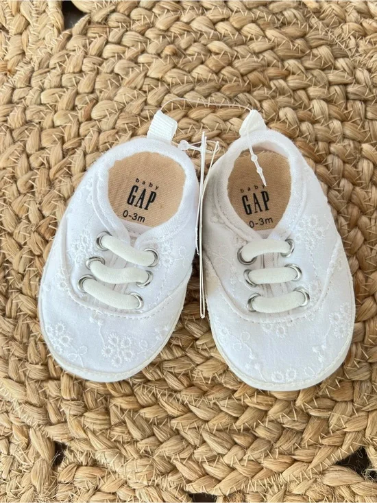 Baby GAP White Eyelet Baby Crib Shoes NWT Size 0-3 Months