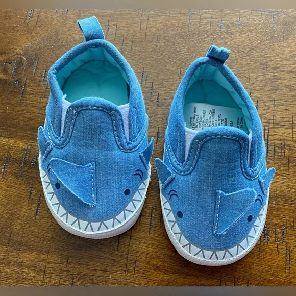 •EUC•Carter’s 0-3 Month Shark Crib Shoes