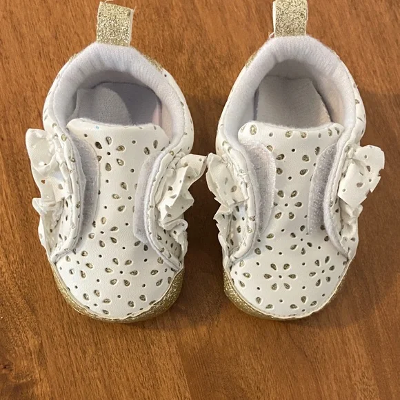 Free w/bundle: White and Gold baby girl Shoes